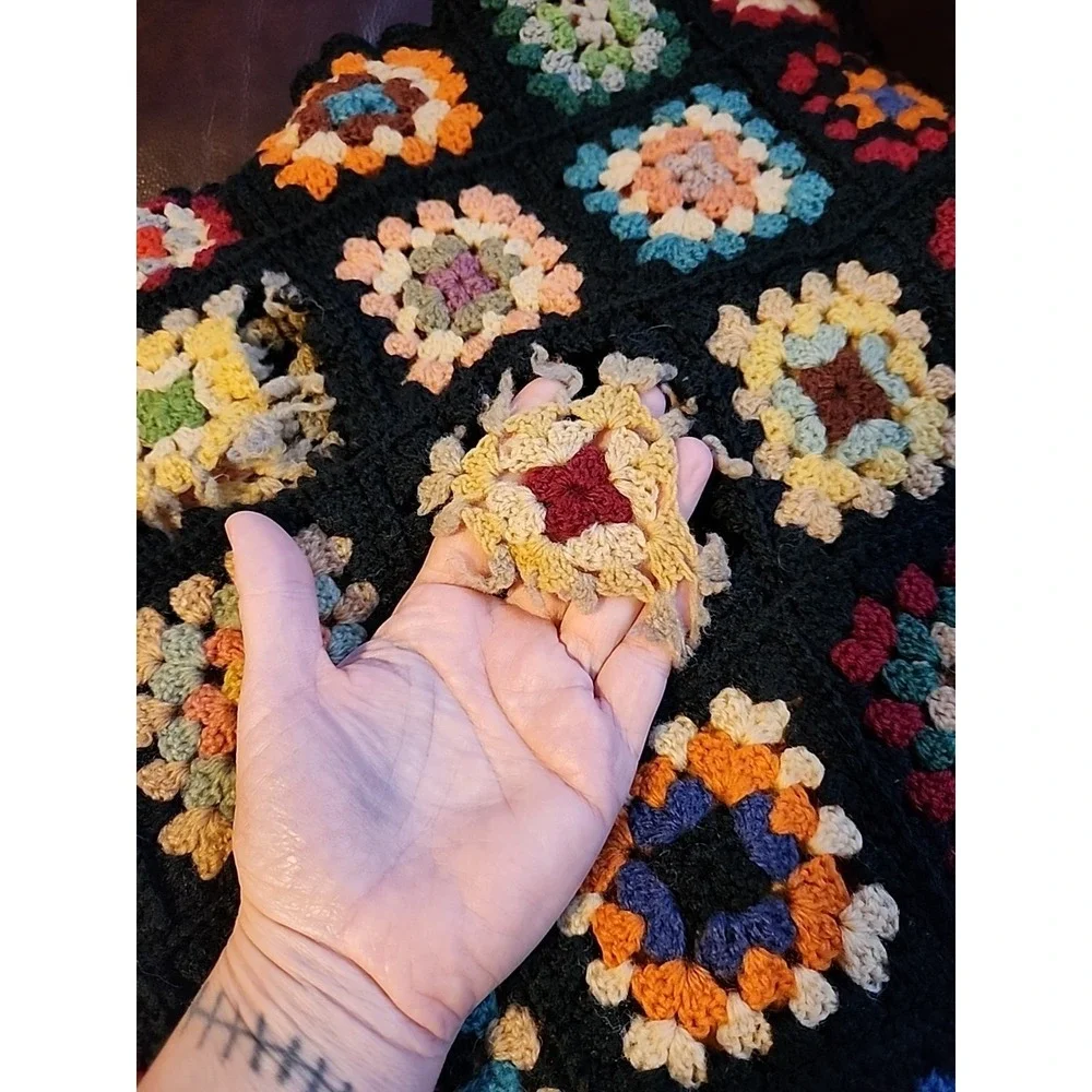 Very Old VTG Handmade Crochet Granny Square Roseanne Afghan, READ